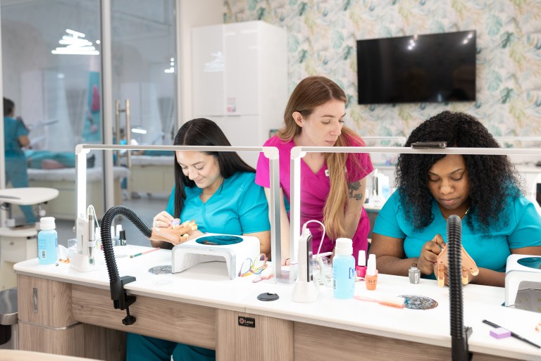 How to Choose the Best Nail School in Fort Myers, Florida: What to Look For Before You Enroll